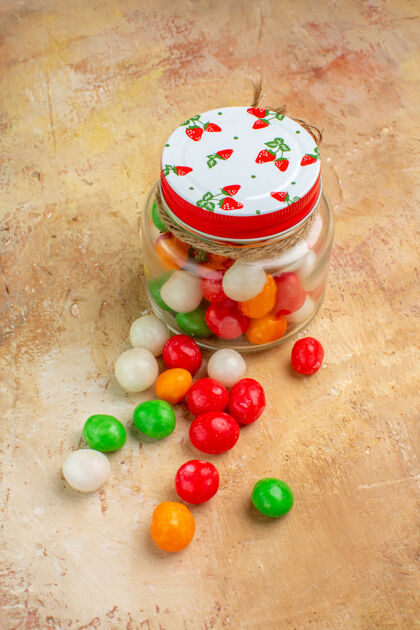 彩虹前视图彩色糖果内玻璃罐上的灯光地板食物瓶子五颜六色的糖果