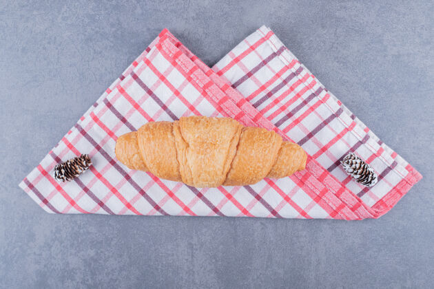 早午餐新鲜牛角面包的俯瞰图经典的法式早餐厨房餐羊角面包