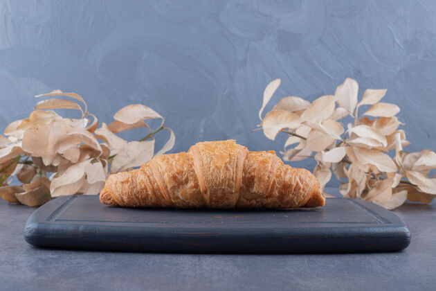 果酱新鲜出炉的法式羊角面包放在灰色木板上自制法国糕点