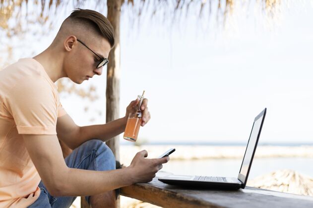 海边中型男子户外笔记本电脑水平职业数字游牧