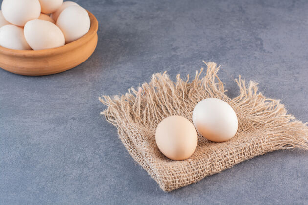 蛋壳在石桌上放满了生的有机鸡蛋的泥碗健康食品有机
