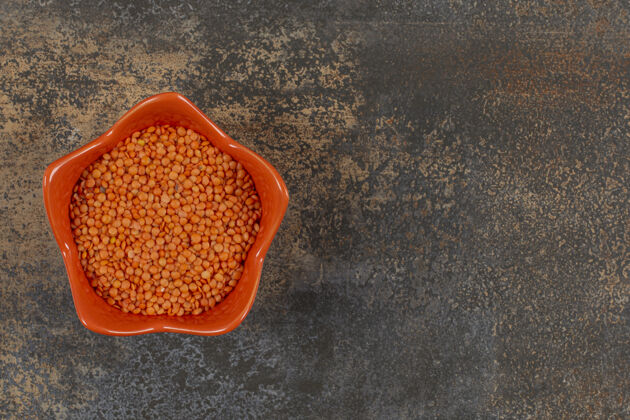 自然生的红扁豆放在橘子碗里农业扁豆有机
