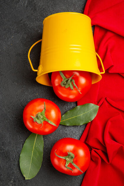 番茄顶视图桶红色西红柿红色毛巾在黑暗的背景水果背景新鲜