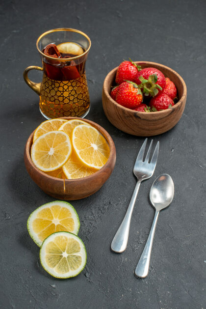 过滤前视图新鲜水果草莓和柠檬灰色背景过滤器多汁橙子