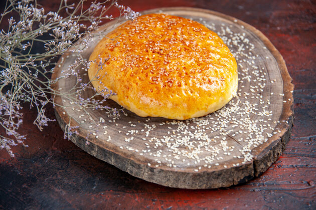 水果前视图甜烤面包面包像新鲜的面包在黑暗的背景深色糕点新鲜
