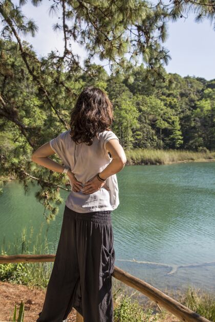 旅游墨西哥恰帕斯 蒙特贝洛湖前的一只雌性直立镜头女性旅游风景