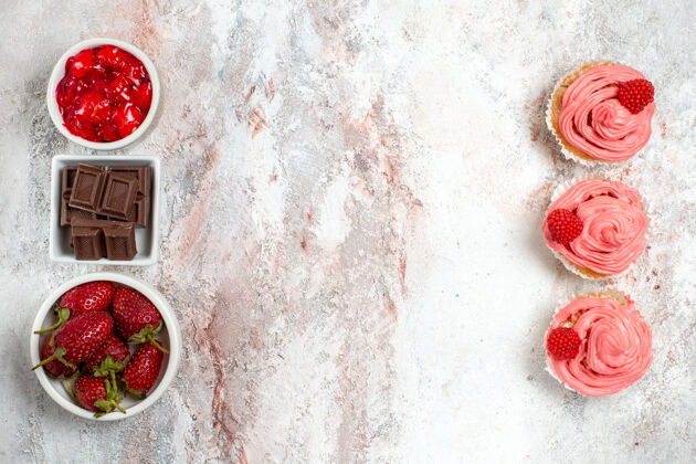 水果白色表面有奶油的粉色草莓蛋糕俯视图草莓新鲜饼干