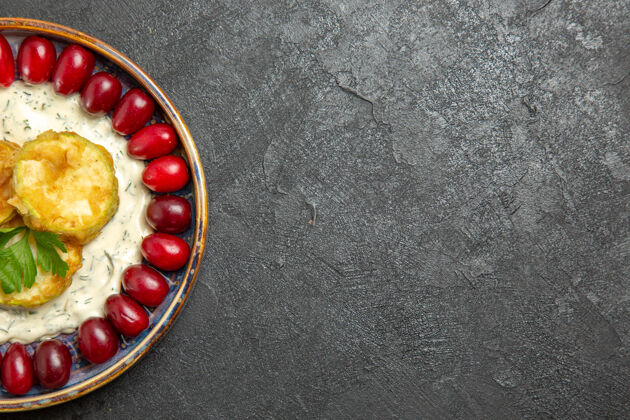 新鲜灰色表面上新鲜的红山茱萸和美味的南瓜餐俯视图健康水果浆果