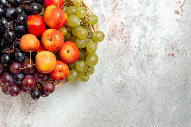 成熟白色表面有李子的新鲜葡萄俯视图水果浆果食品