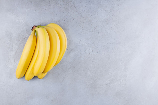 水果一束香蕉放在石桌上串簇香蕉