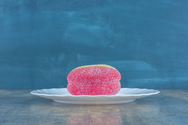 甜点把桃子形状的饼干放在盘子里 放在大理石背景上风味配料美味