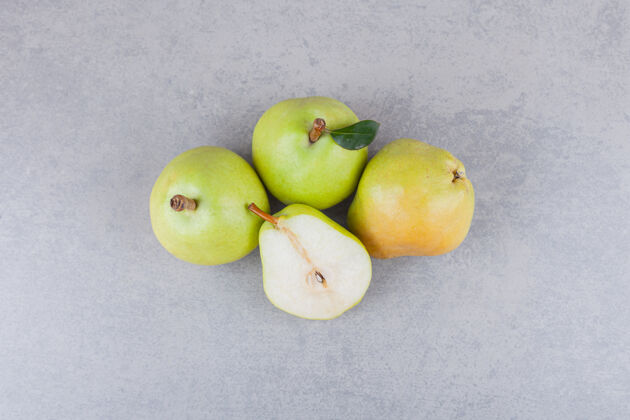 苹果把整片的梨果和叶子放在一张深色的桌子上整个美味切片