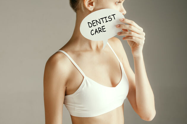 微笑口腔科 牙医 牙科 健康 美白 医学概念头和肩膀的妇女举行世界牙科护理嘴唇牙齿护理