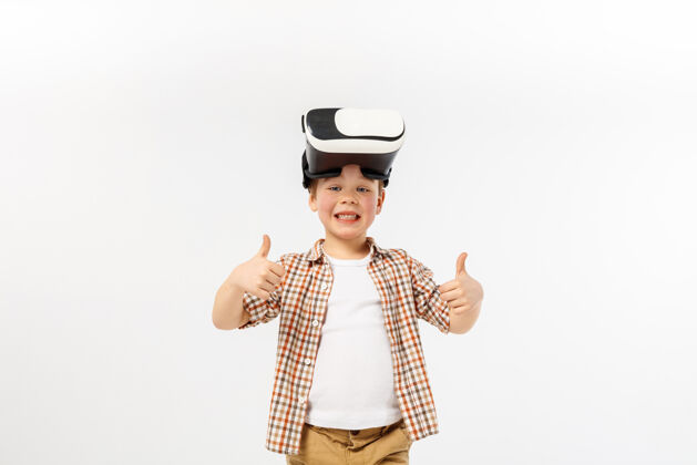 现实获得新的水平和技能小男孩或儿童在牛仔裤和衬衫与虚拟现实耳机眼镜隔离在白色工作室的背景概念的尖端技术 视频游戏 创新游戏娱乐眼镜