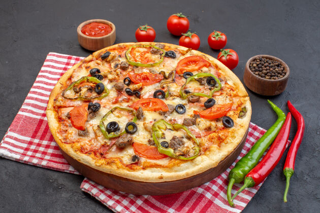 食物正面图美味的芝士比萨饼由橄榄 胡椒和西红柿在黑暗的表面组成膳食午餐一致性
