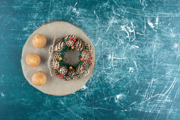 美味大理石上有花环的美味松饼大理石蛋糕圣诞花环