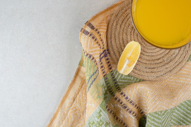 营养在桌布上放一杯柠檬水和柠檬片果汁配料桌布