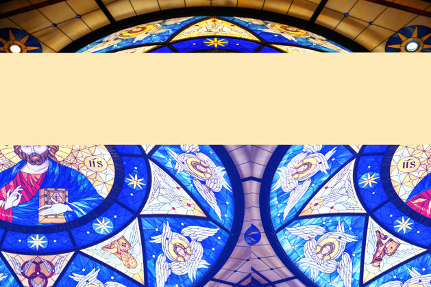 罗马教堂的彩色玻璃屋顶上有耶稣的形象牧师社会忏悔
