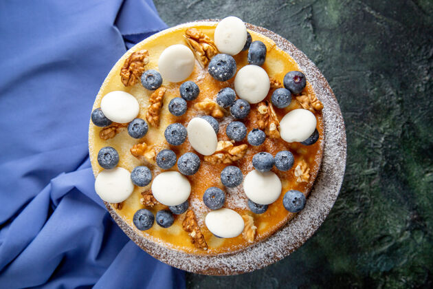 蓝莓俯瞰美味的蛋糕与核桃 蓝莓和饼干黑暗的表面浆果曲奇食物