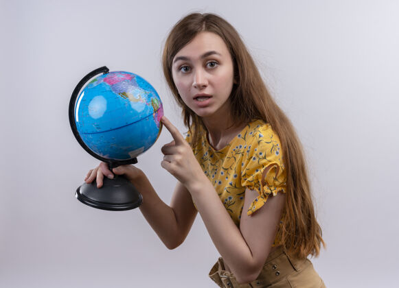 地球仪一个年轻的女孩拿着地球仪 指着孤立的白色空间指着女孩年轻