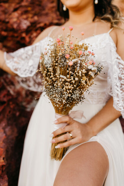 成人美丽的新娘身穿白色礼服 手持一束鲜花花礼服人