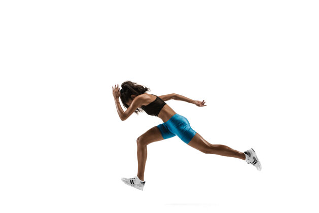灵活年轻的非洲妇女在白色的工作室背景下孤立地跑步一个女跑步者或慢跑者慢跑运动员的剪影锻炼短跑健康