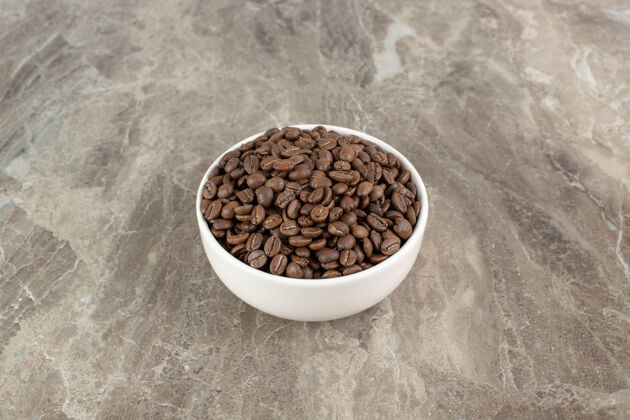 美味白碗里的一堆咖啡豆堆一餐营养