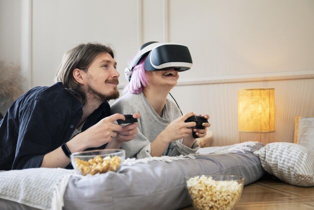 乐趣一对年轻夫妇在玩虚拟现实游戏情侣娱乐房子