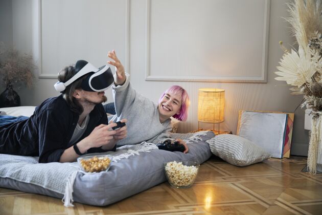 虚拟现实一对年轻夫妇在玩虚拟现实游戏科技在线游戏