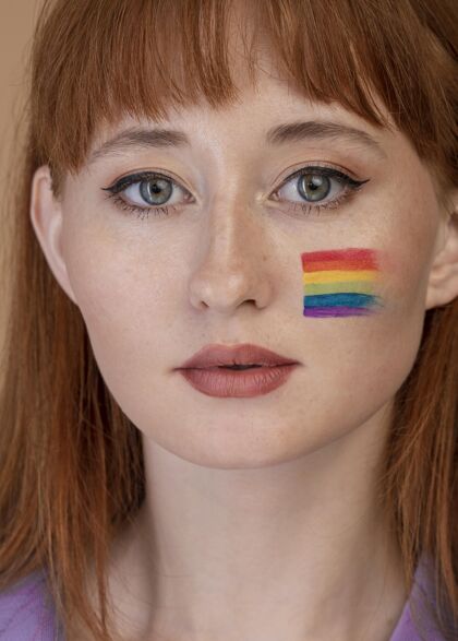 平等骄傲日美丽的红发女人自由同性恋自豪世界自豪