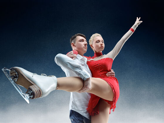 表演职业男女花样滑冰运动员在冰上表演表演或比赛双人身体比赛