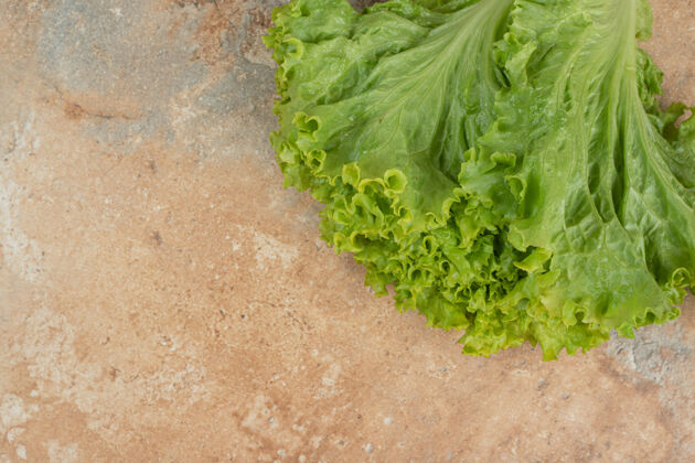 配料新鲜的绿色蔬菜放在大理石表面蔬菜生菜美味