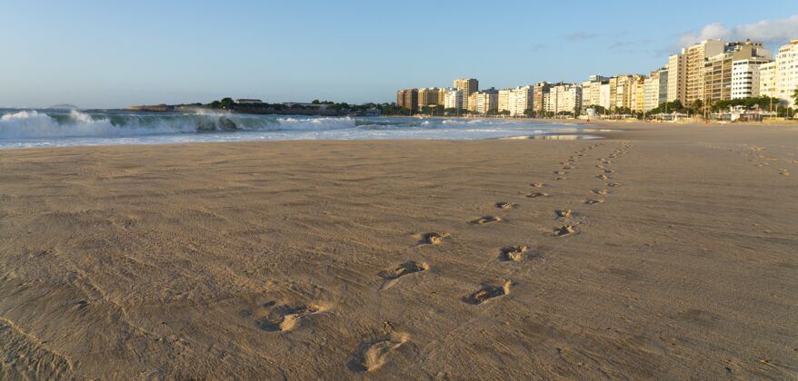 海滩在阳光明媚的夏日 沙滩上有脚印的巴西海滩和狂野的海浪岛屿美丽旅游
