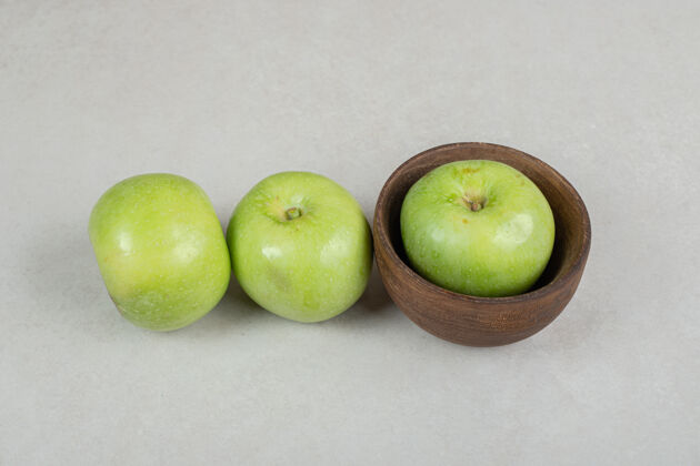 食品美味的青苹果放在木碗里营养一餐配料