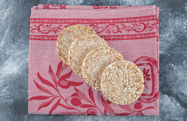 天然食品一堆美味的圆面包放在红布上饼干脆面包脆的