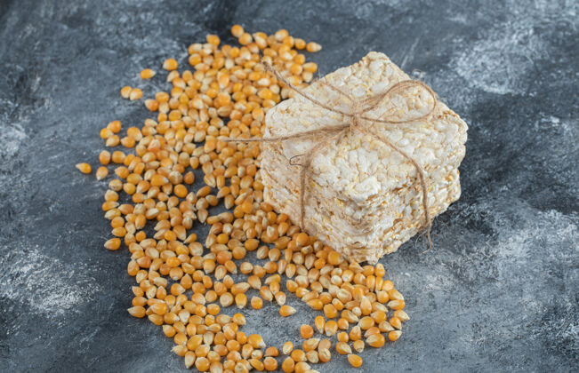 爆米花用生爆米花籽做成的绳子做成的脆面包米饭脆的干的