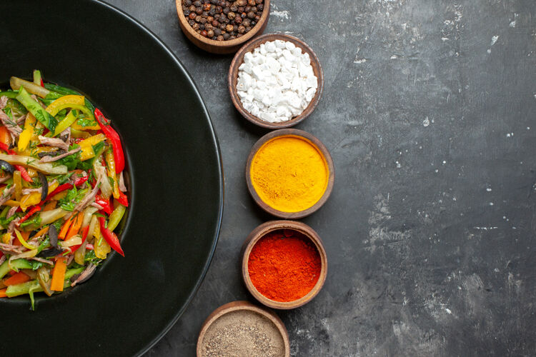 锅黑色表面上美味蔬菜沙拉的俯视图烹饪厨具健康