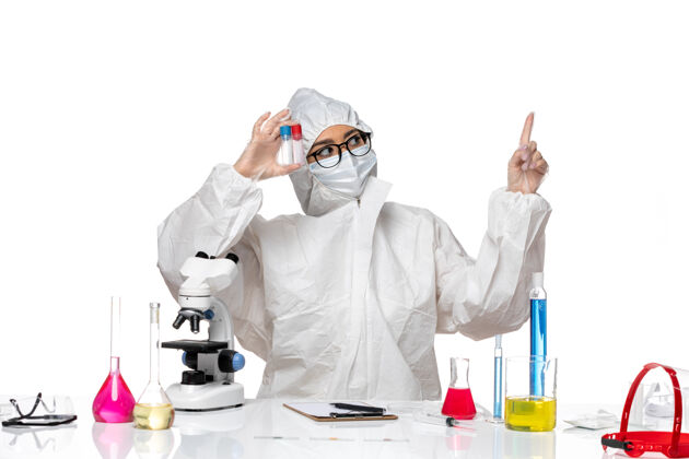 外套前视图穿着特殊防护服的女化学家拿着白色背景上的空烧瓶健康病毒化学病毒保护盖实验室外套女化学家