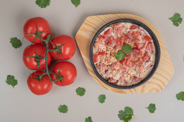 可口美味的煎蛋卷和西红柿放在木板上蔬菜煎蛋卷美味