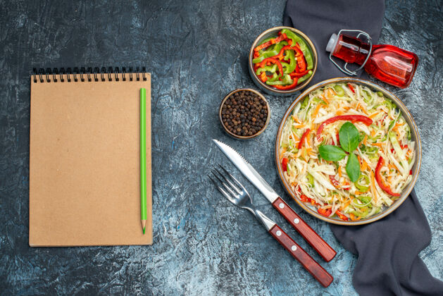 叉子黑色表面上美味蔬菜沙拉的俯视图健康午餐食物