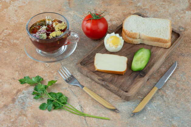 西红柿美味的洋甘菊茶配番茄和面包杯子切片绿色