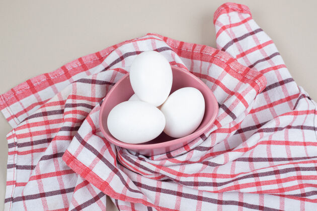 鸡蛋两个新鲜的鸡蛋放在桌布上未经料理的未煮熟的生的