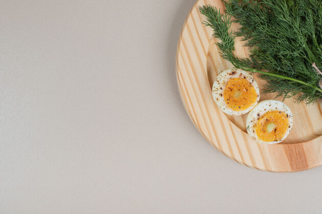 一餐有香料和蔬菜的煮蛋木板黄色鸡蛋美味