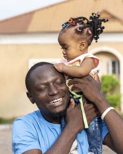 非洲中枪父亲和小孩非洲孩子生活方式