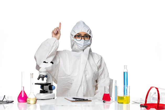 男人前视图穿着特殊防护服的女化学家在白色背景上摆姿势化学冠状病毒-健康病毒西装女化学家视图