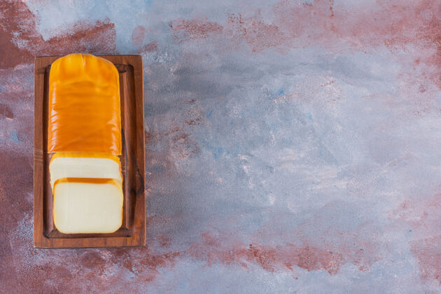 配料长方形的奶酪片放在大理石表面的木板上健康膳食营养