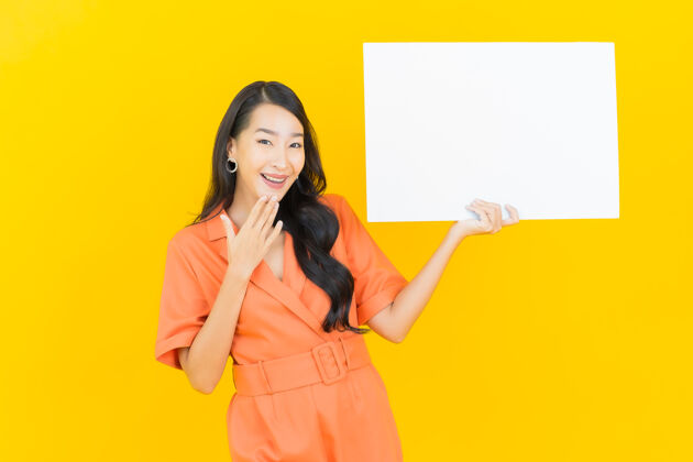 信息肖像美丽的亚洲年轻女子微笑着黄色的白色广告牌亚洲海报板
