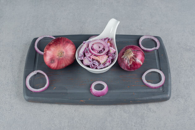 晚餐紫色卷心菜和洋葱沙拉放在陶瓷杯里盘子美味蔬菜