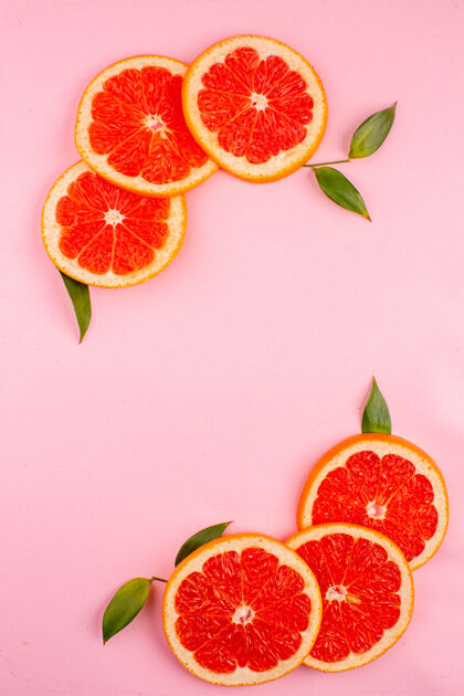 草莓粉红色表面有肉桂的美味葡萄柚俯视图可食用水果饮食肉桂