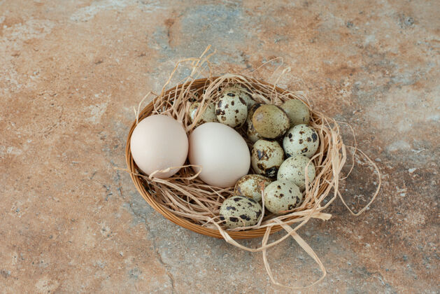 鸡肉大理石桌上放满了装鹌鹑蛋的柳条篮子蛋壳饮食食物